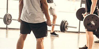 Czy biegacze powinni trenować na siłowni i brać odżywki?