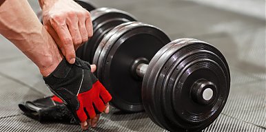 Jakie rękawiczki na siłownie wybrać?