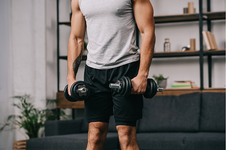 Trening całego ciała w domu z hantlami