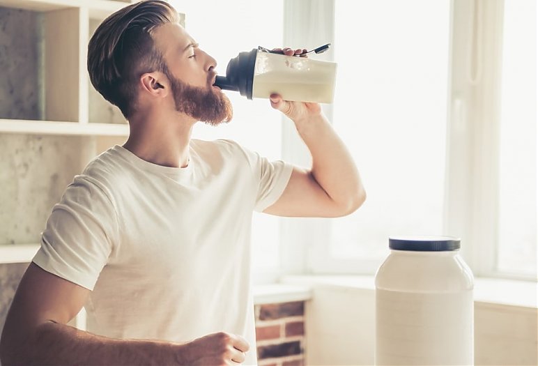 Czy warto stosować białko w dni nietreningowe?
