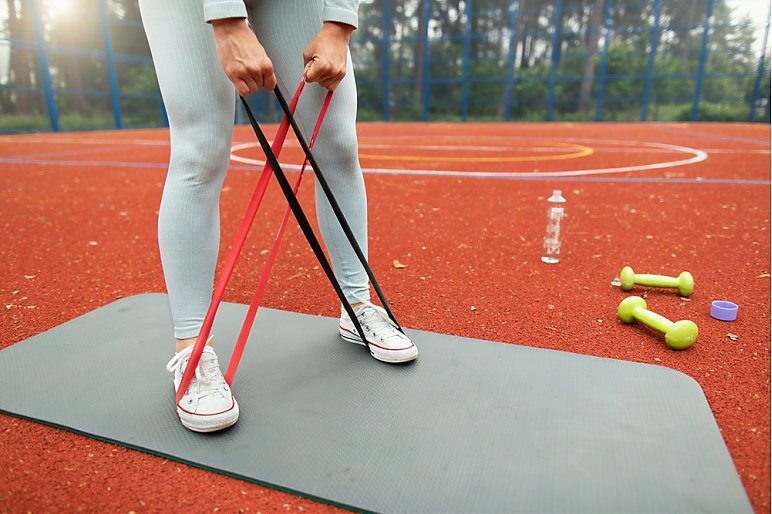 Jak ćwiczyć z gumami? Najlepsze ćwiczenia z mini band