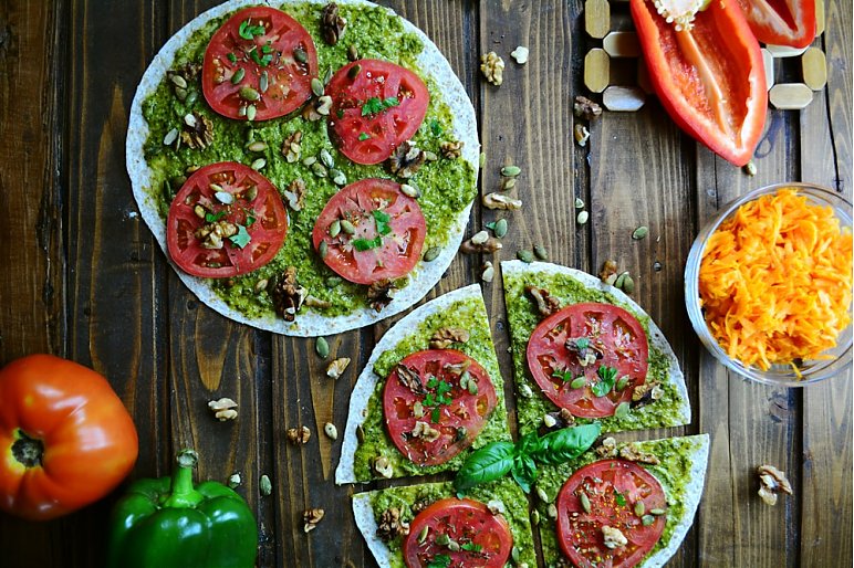 Szybka keto pizza z tortilli na patelni