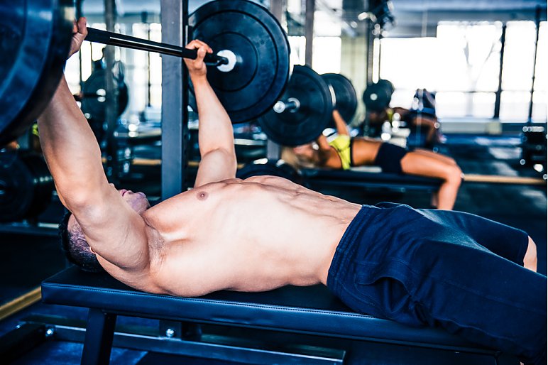 Wyciskanie sztangi na ławce płaskiej - jak poprawić osiągi?