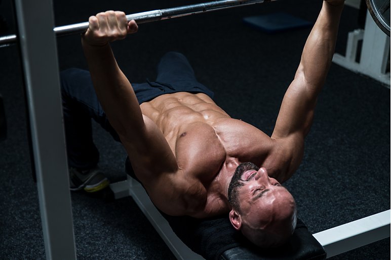 Klatka z bicepsem? Z czym łączyć trening klatki piersiowej?