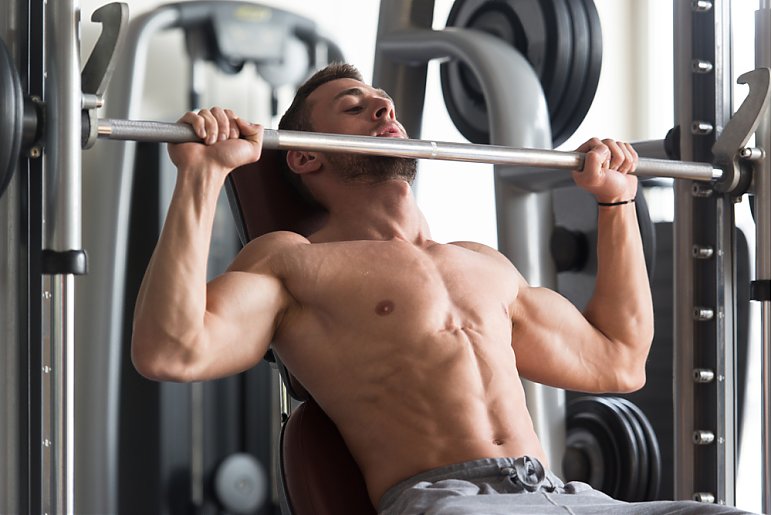 Jak ćwiczyć mięśnie barków? Najlepsze ćwiczenia na barki