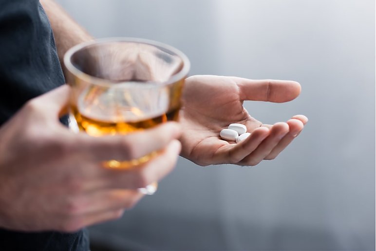 Kreatyna a alkohol – czy takie połączenie szkodzi?