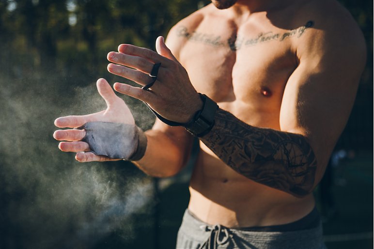 Odciski po siłowni – jak pozbyć się odcisków na dłoniach po siłowni?